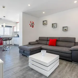 Red Velvet 1 Bdr Flat With Balcony By Lovelystay Apartamento